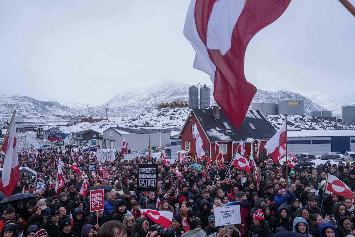 Proteste contro gli Stati Uniti a Nuuk, in Groenlandia, 17 gennaio 2026 (AP Photo/Evgeniy Maloletka)
