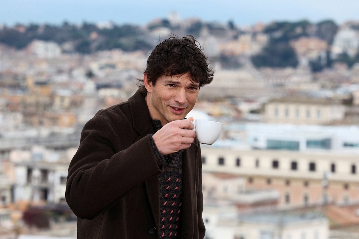 L'attore Ashton Kutcher (47) a un photocall per la serie tv The Beauty, Roma, 19 gennaio (REUTERS/Guglielmo Mangiapane)