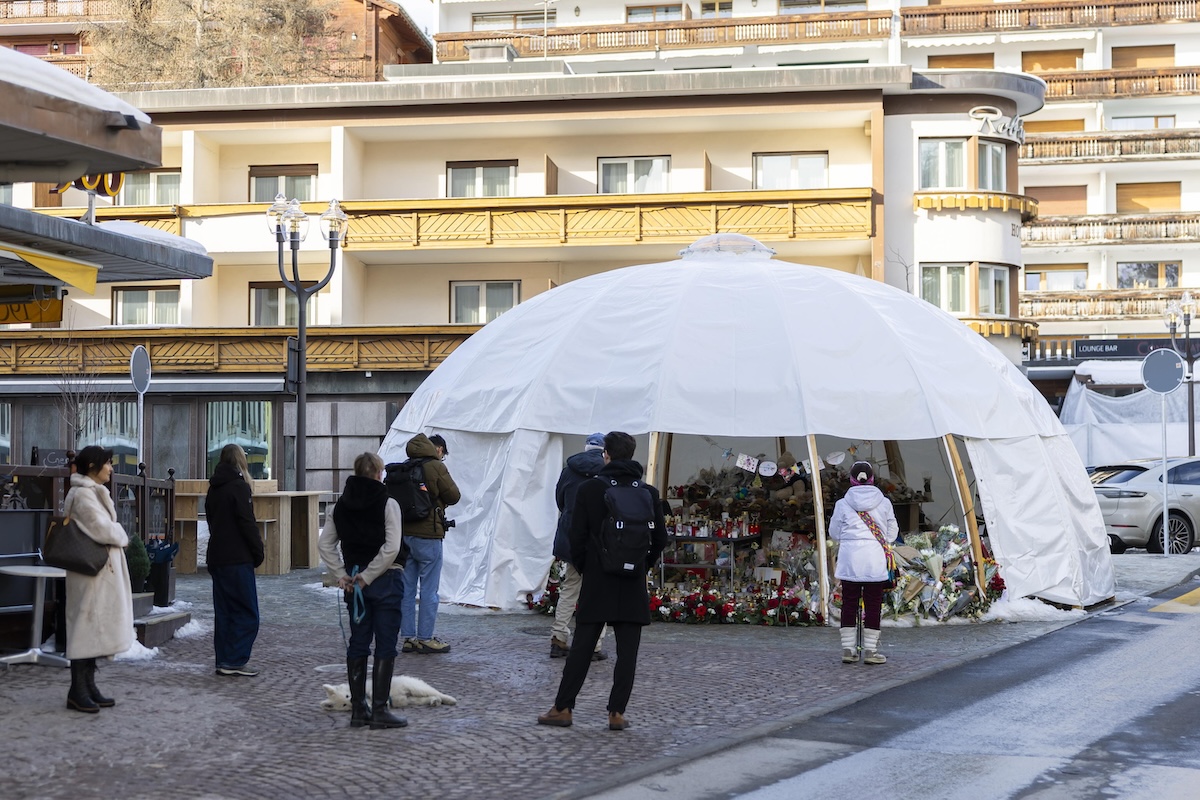 Jacques Moretti, proprietario del locale andato a fuoco a Capodanno a Crans-Montana, ha pagato la cauzione e sarà scarcerato