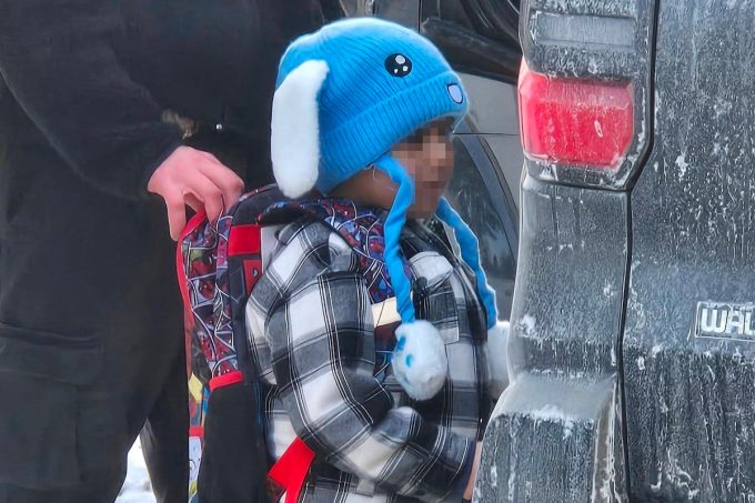 Che storia c’è dietro le foto del bambino portato via dall’ICE a Minneapolis