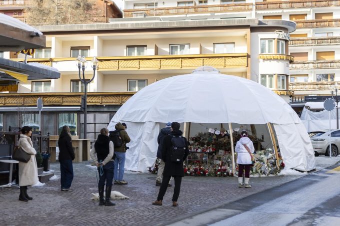 Jacques Moretti, proprietario del locale andato a fuoco a Capodanno a Crans-Montana, ha pagato la cauzione e sarà scarcerato