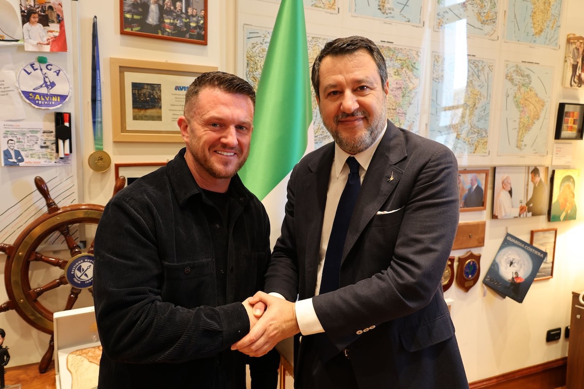 Chi è il leader dei neofascisti britannici con cui Salvini si è fatto questa foto