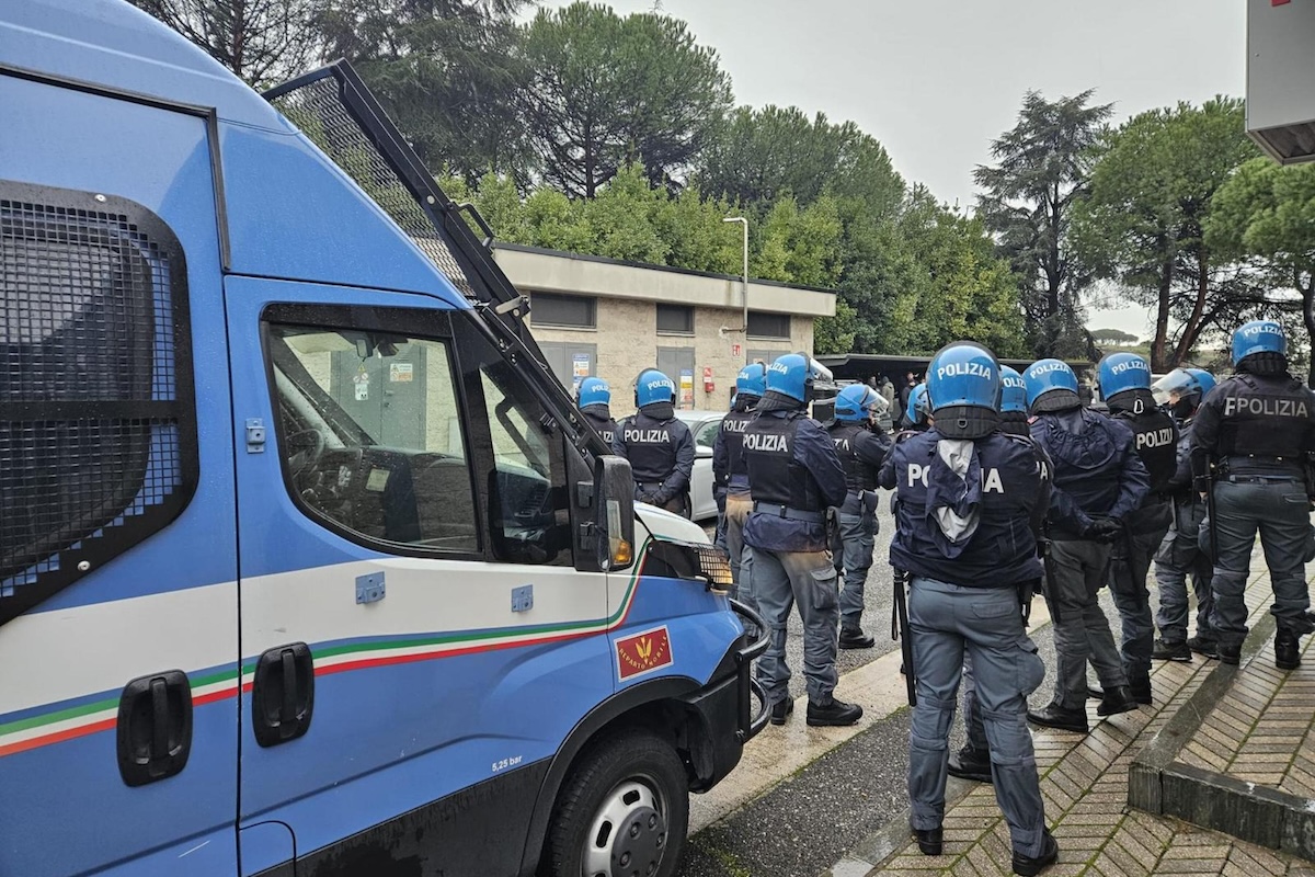Ci sono stati scontri tra tifosi della Lazio e del Napoli sull’autostrada A1 vicino a Frosinone