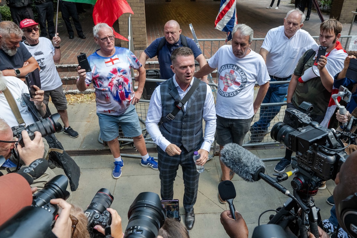 Robinson fuori da un tribunale di Londra, lo scorso luglio