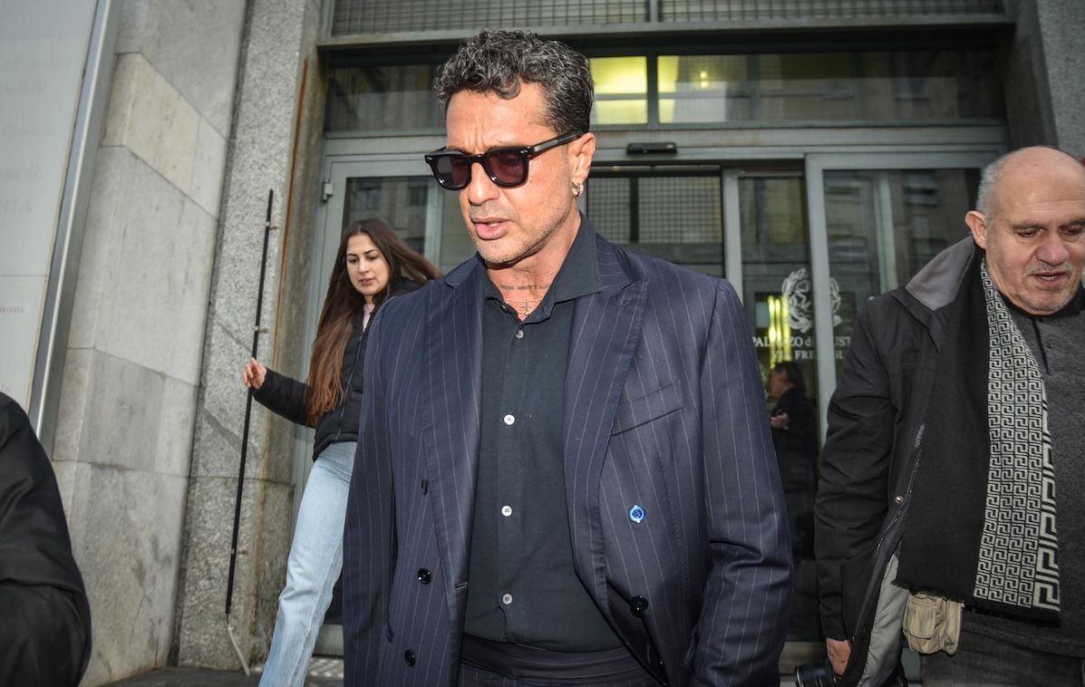 Un giudice ha ordinato a Fabrizio Corona di non pubblicare nuovi contenuti su Alfonso Signorini e di rimuovere quelli già online