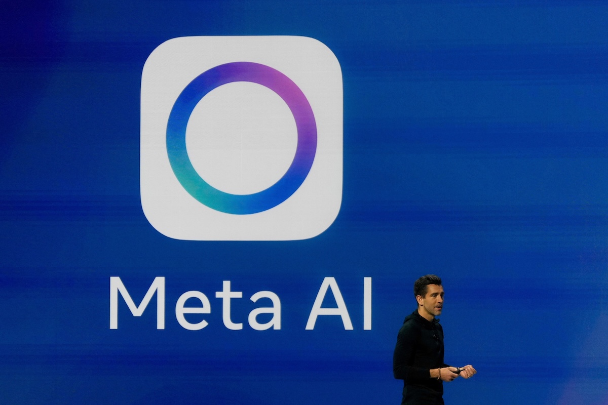 Il logo di Meta AI mostrato durante un convegno dedicato alle intelligenze artificiali nel 2025 (AP Photo/Jeff Chiu)