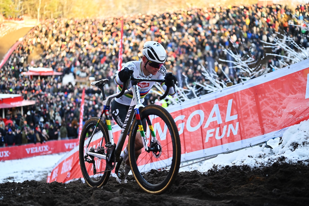 Il nederlandese Mathieu van der Poel durante una gara di ciclocross, 4 gennaio 2026 (Luc Claessen/Getty Images)
