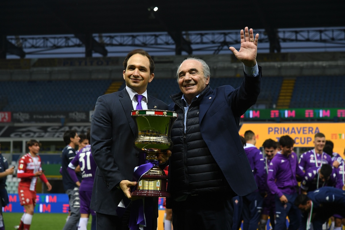 Giuseppe e Rocco Commisso con un trofeo vinto dalla squadra giovanile della Fiorentina nel 2021 (Alessandro Sabattini/Getty Images)