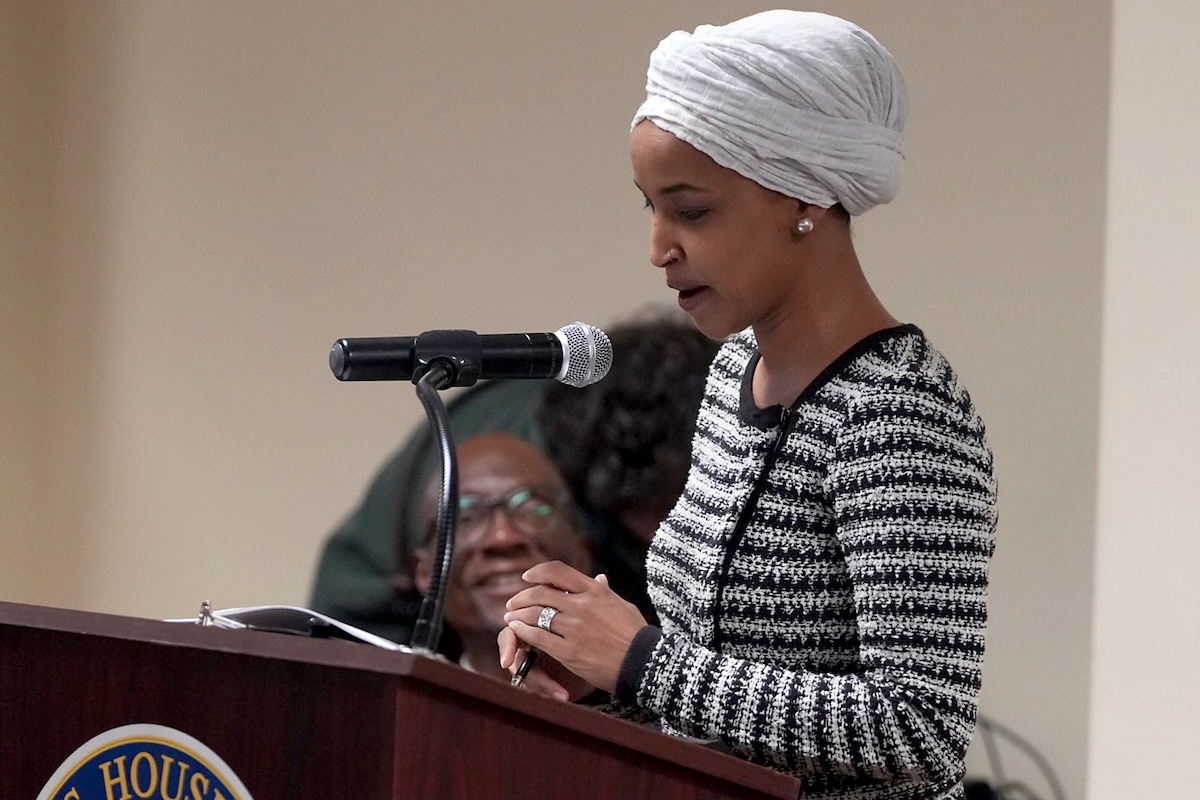 Ilhan Omar poco prima di essere aggredita durante l'incontro a Minneapolis, 27 gennaio 2026 (Richard Tsong-Taatarii/Star Tribune via AP)