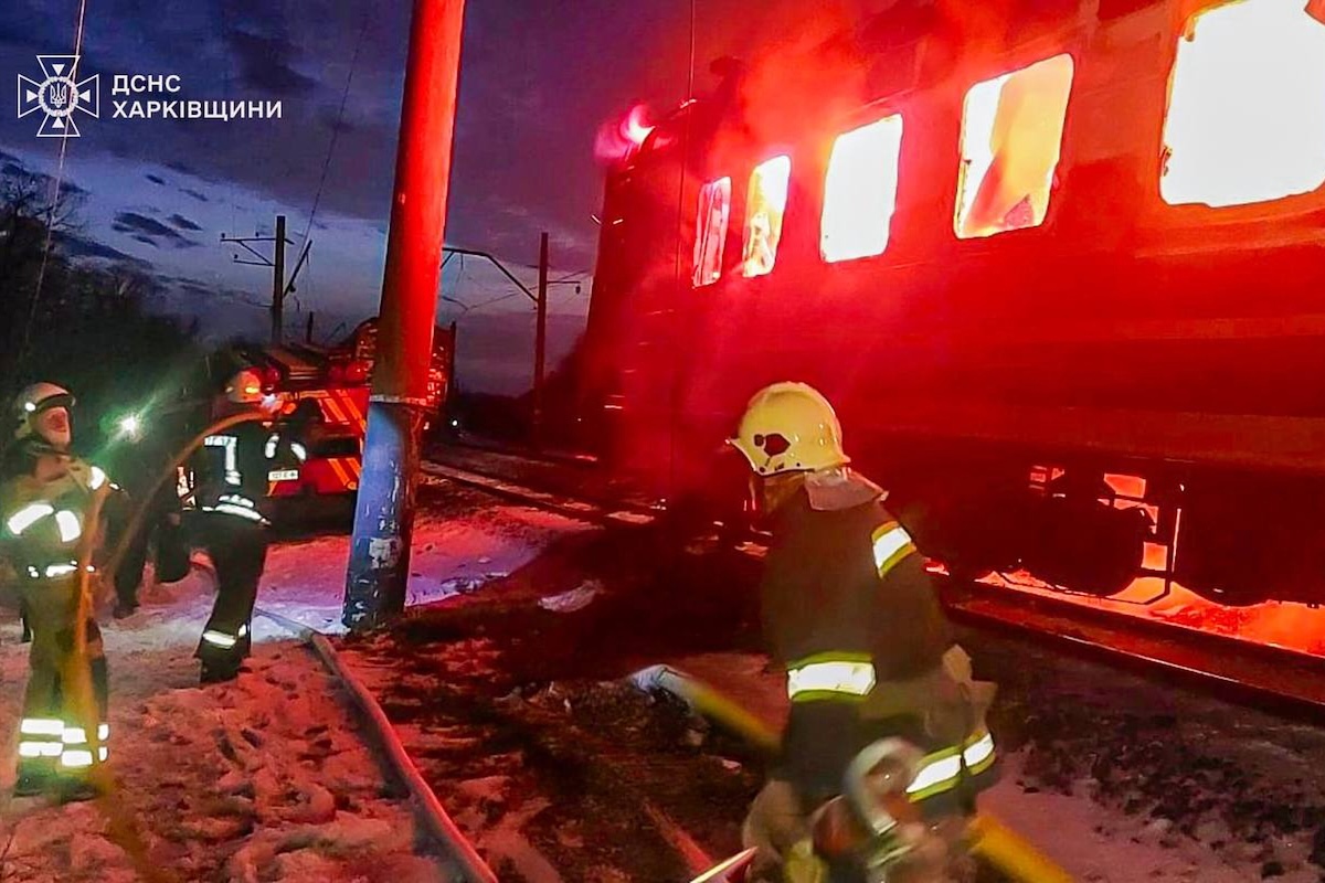 Il treno attaccato vicino a Kharkiv, 27 gennaio 2026 (Ukrainian Emergency Service via AP)