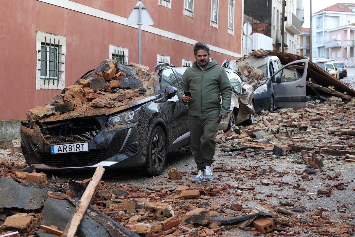 Macchine distrutte dal crollo di un tetto causato dalla tempesta Kristin a Figueira da Foz, nella provincia di Coimbra, il 28 gennaio del 2026 (ANSA/EPA/PAULO NOVAIS)