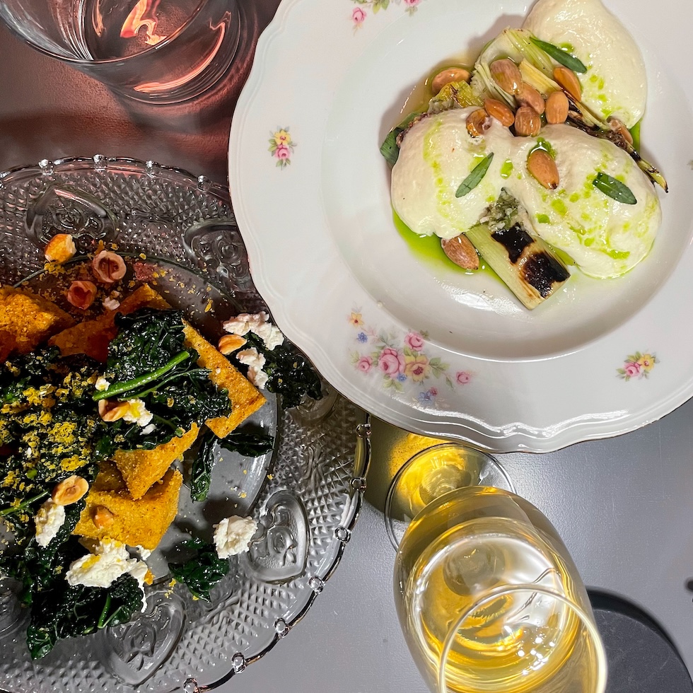 Zucca, cavolo nero e ricotta mustia e porri con spuma di latte di mandorla da Cucina Franca (Il Post)