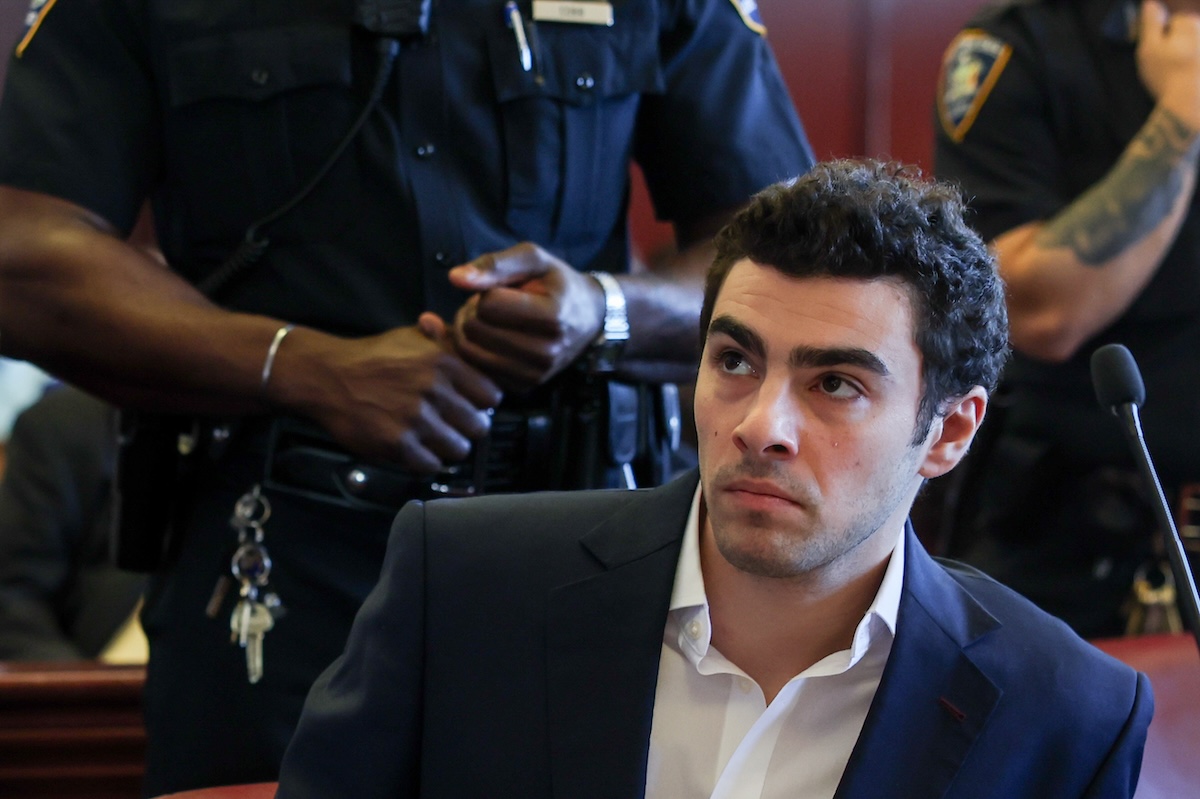 A New York un uomo ha cercato di far uscire Luigi Mangione dal carcere, fingendosi un agente dell’FBI