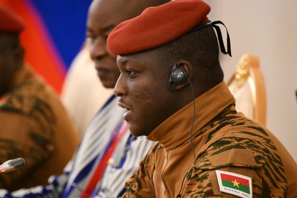Il presidente del Burkina Faso Ibrahim Traoré (Angelos Tzortzinis/Pool Photo via AP, File)