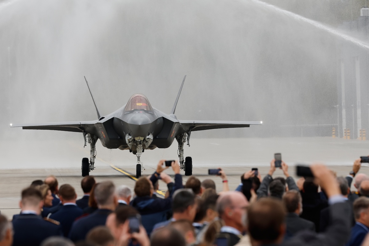 Un F-35A al momento della cerimonia di consegna ufficiale nella base aerea di Florennes, in Belgio 13 ottobre 2025 (AP/Geert Vanden Wijngaert)