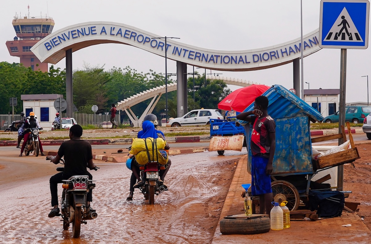 Alcuni motociclisti davanti all'ingresso dell'aeroporto di Niamey, Niger, 8 agosto 2023 (AP Photo/Sam Mednick)