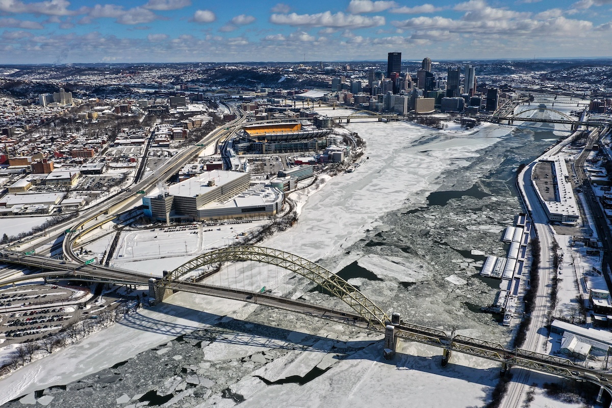 Il ghiaccio ricopre la confluenza dei fiumi Allegheny, a sinistra, e Monongahela, a destra (Gene J. Puskar/Associated Press)