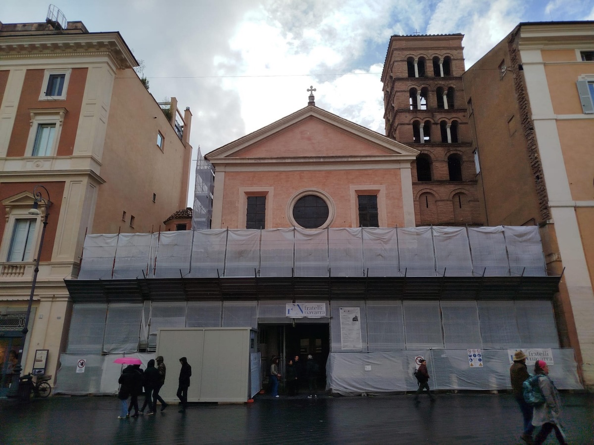 Cos’è questa storia dell’angelo con la faccia di Giorgia Meloni in una chiesa di Roma
