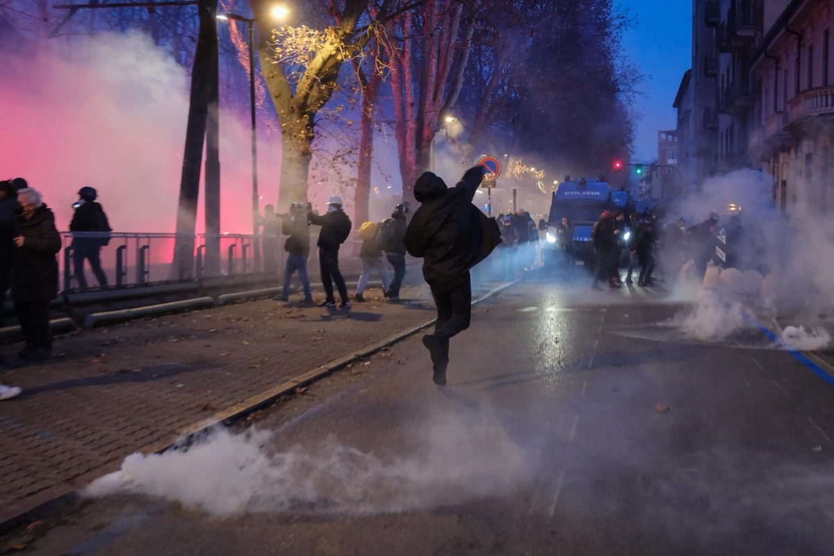 A Torino ci sono disordini al corteo per l’Askatasuna