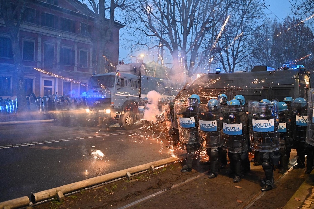 A Torino ci sono disordini al corteo per l’Askatasuna