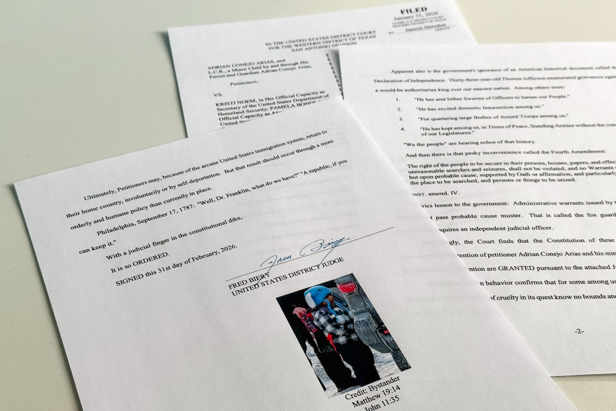 Un giudice statunitense ha ordinato il rilascio di Liam Conejo Ramos, il bambino di cinque anni portato via dall’ICE a Minneapolis