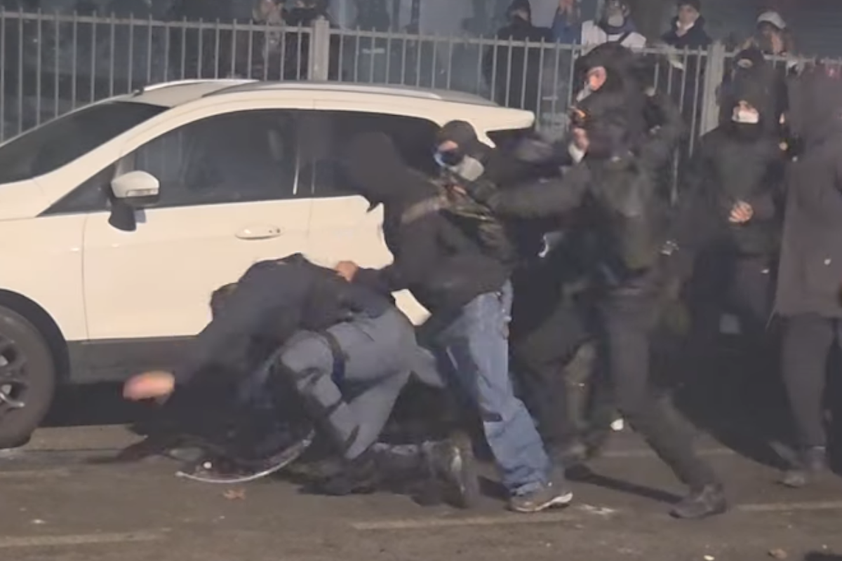 Il video del poliziotto aggredito negli scontri alla fine del corteo per l’Askatasuna a Torino