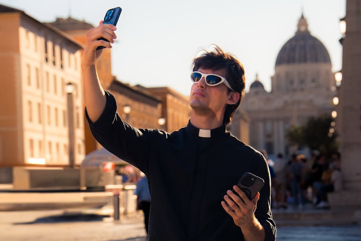 Alberto Ravagnani, il prete-influencer molto famoso sui social, ha lasciato il sacerdozio