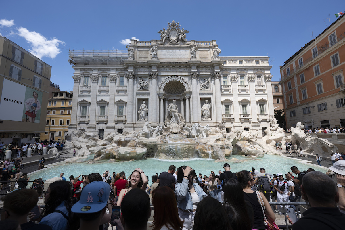 Da lunedì i turisti dovranno pagare un biglietto per visitare la Fontana di Trevi a Roma