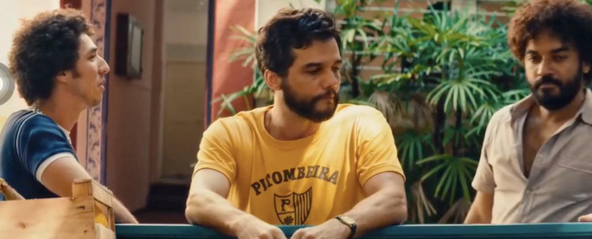 Il film “L’agente segreto” ha fatto diventare molto popolare questa maglietta in Brasile