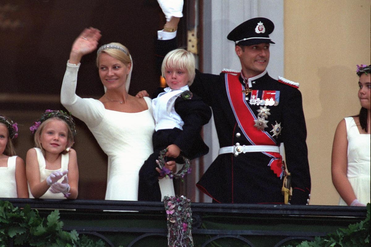 Il matrimonio del principe Haakon e della principessa Mette-Marit nell'agosto del 2001: Høiby aveva 4 anni ed è in braccio alla principessa (All Over Press Norway/Getty Images)