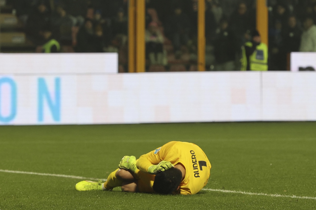 Il portiere della Cremonese colpito da un petardo lanciato in campo dai tifosi dell’Inter