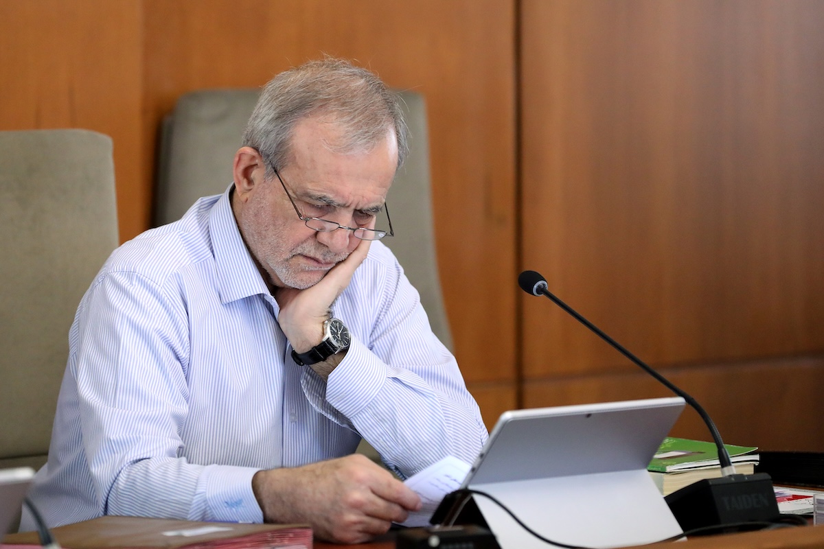 Il presidente iraniano, Masoud Pezeshkian, durante una riunione del governo a Teheran, il 25 febbraio
