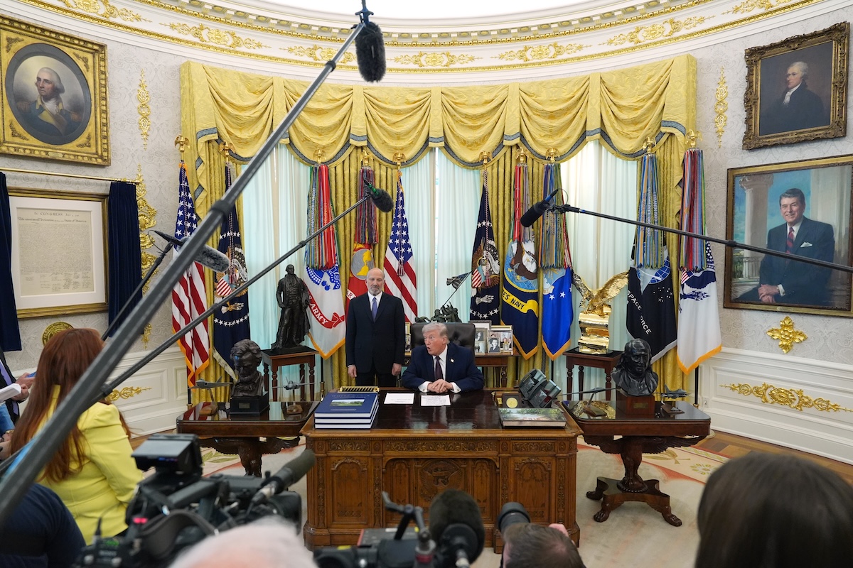 Trump dice che gli Stati Uniti potrebbero andarsene dall’Iran tra due o tre settimane