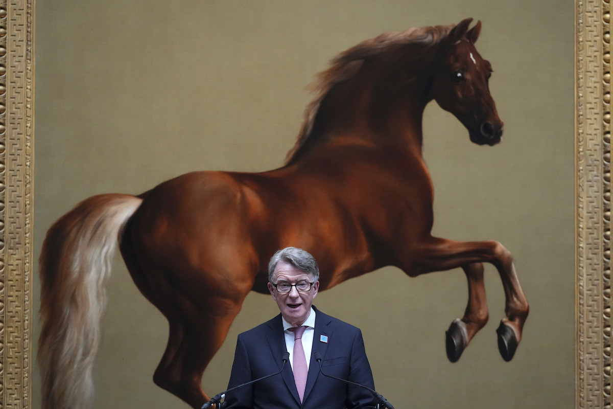 Peter Mandelson, ex ambasciatore britannico negli Stati Uniti, si è dimesso dal Partito Laburista per la sua vicinanza a Jeffrey Epstein