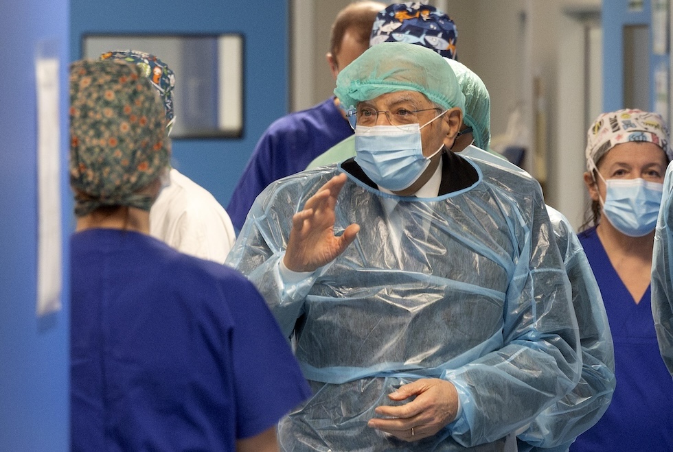Le foto di Mattarella all’ospedale Niguarda in visita ai feriti dell’incendio di Crans-Montana