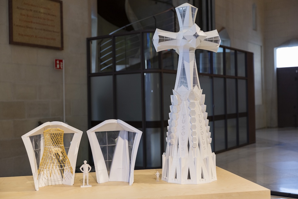 Da sinistra, il modello in scala dell'agnus dei, di un braccio della croce in cima alla torre di Gesì e della croce stessa