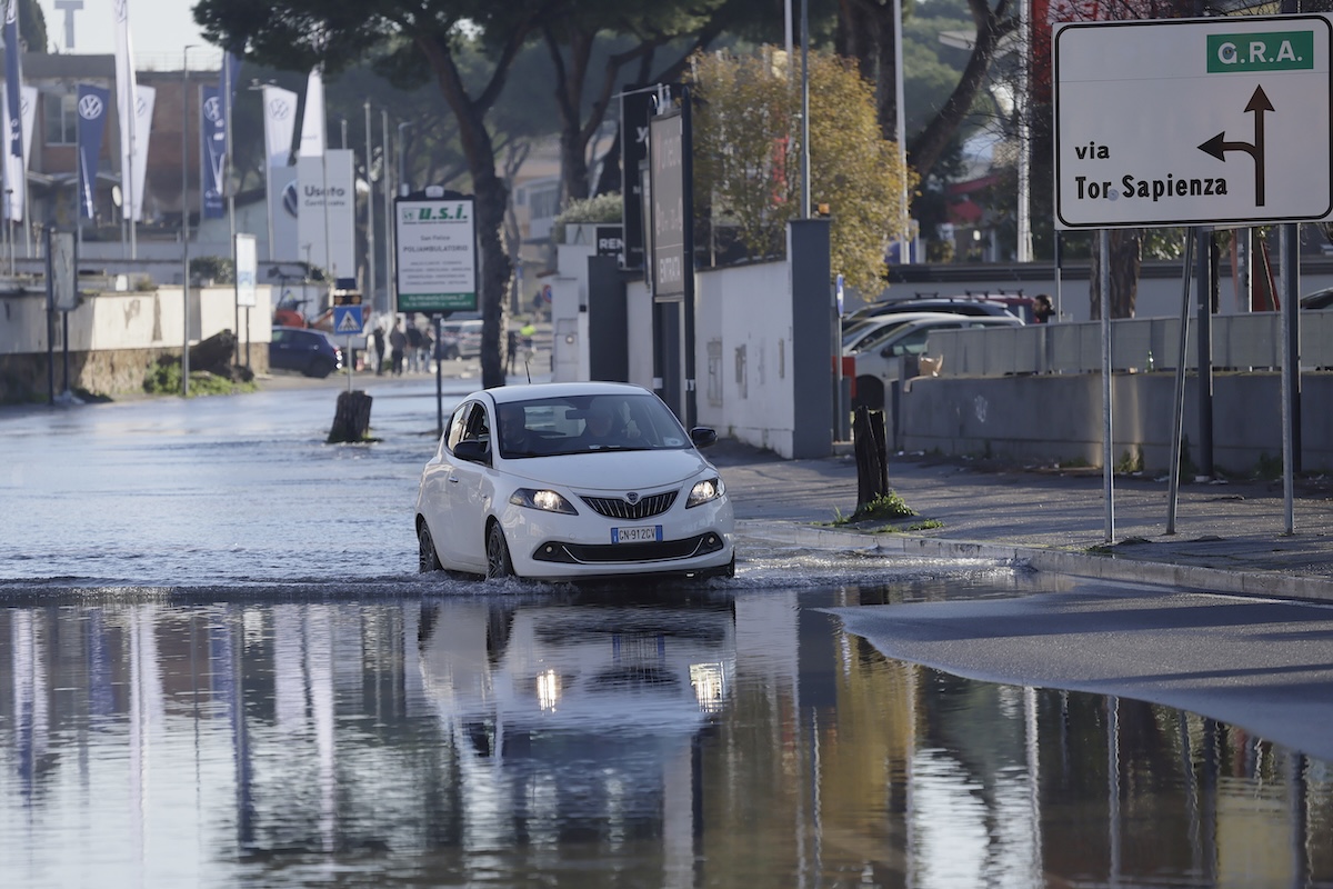 Molti quartieri di Roma est sono senza acqua corrente a causa di un guasto alle tubature