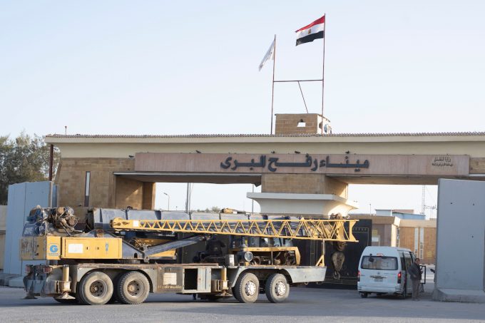 Il varco di Rafah, al confine fra Egitto e Striscia di Gaza, è stato parzialmente riaperto alle persone a piedi