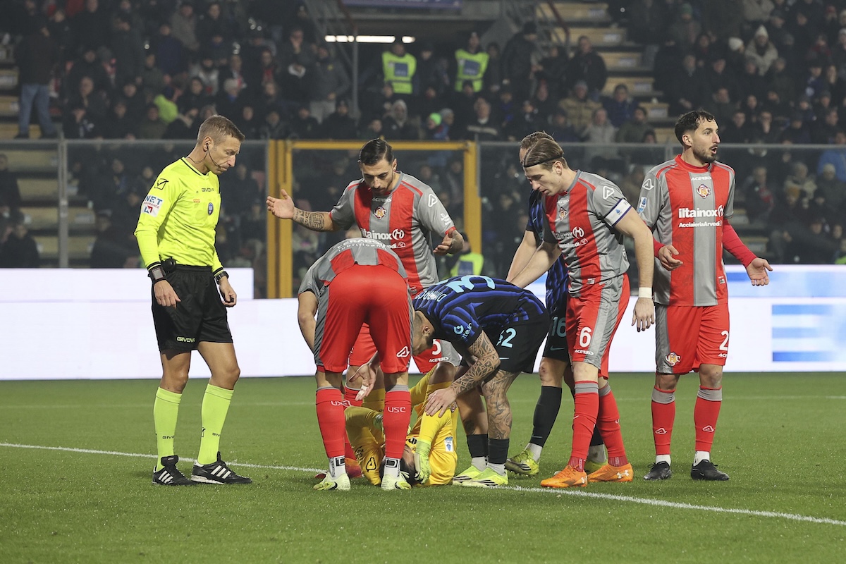 Ai tifosi dell’Inter sono state vietate le trasferte fino al 23 marzo, a causa del lancio di un petardo contro il portiere della Cremonese