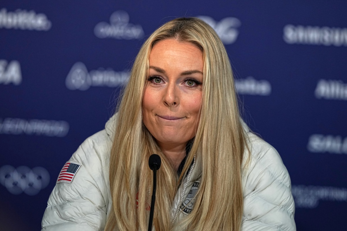 La sciatrice Lindsey Vonn ha detto che gareggerà alle Olimpiadi nonostante si sia rotta il legamento crociato del ginocchio sinistro