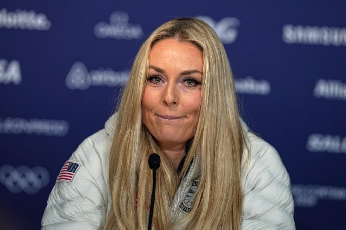La sciatrice Lindsey Vonn ha detto che gareggerà alle Olimpiadi nonostante si sia rotta il legamento crociato del ginocchio sinistro