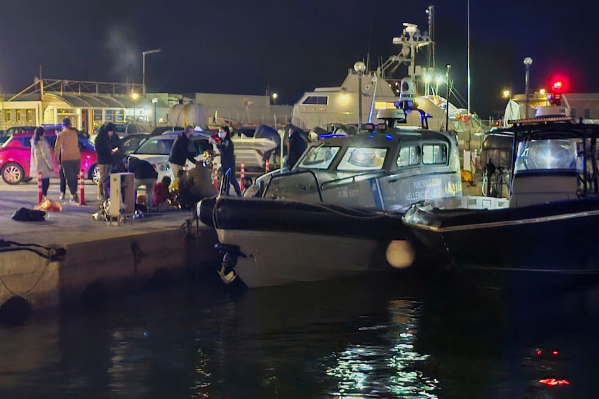 Le operazioni di soccorso al porto di Chio, Grecia, la sera del 3 febbraio (Pantelis Fykaris/Politischios.gr via AP)