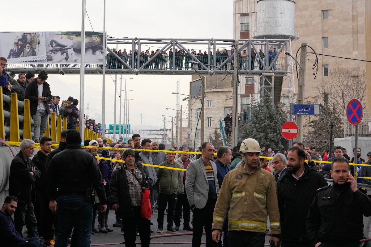Un gruppo di persone al mercato Jannat di Teheran, dove martedì c'è stato un incendio