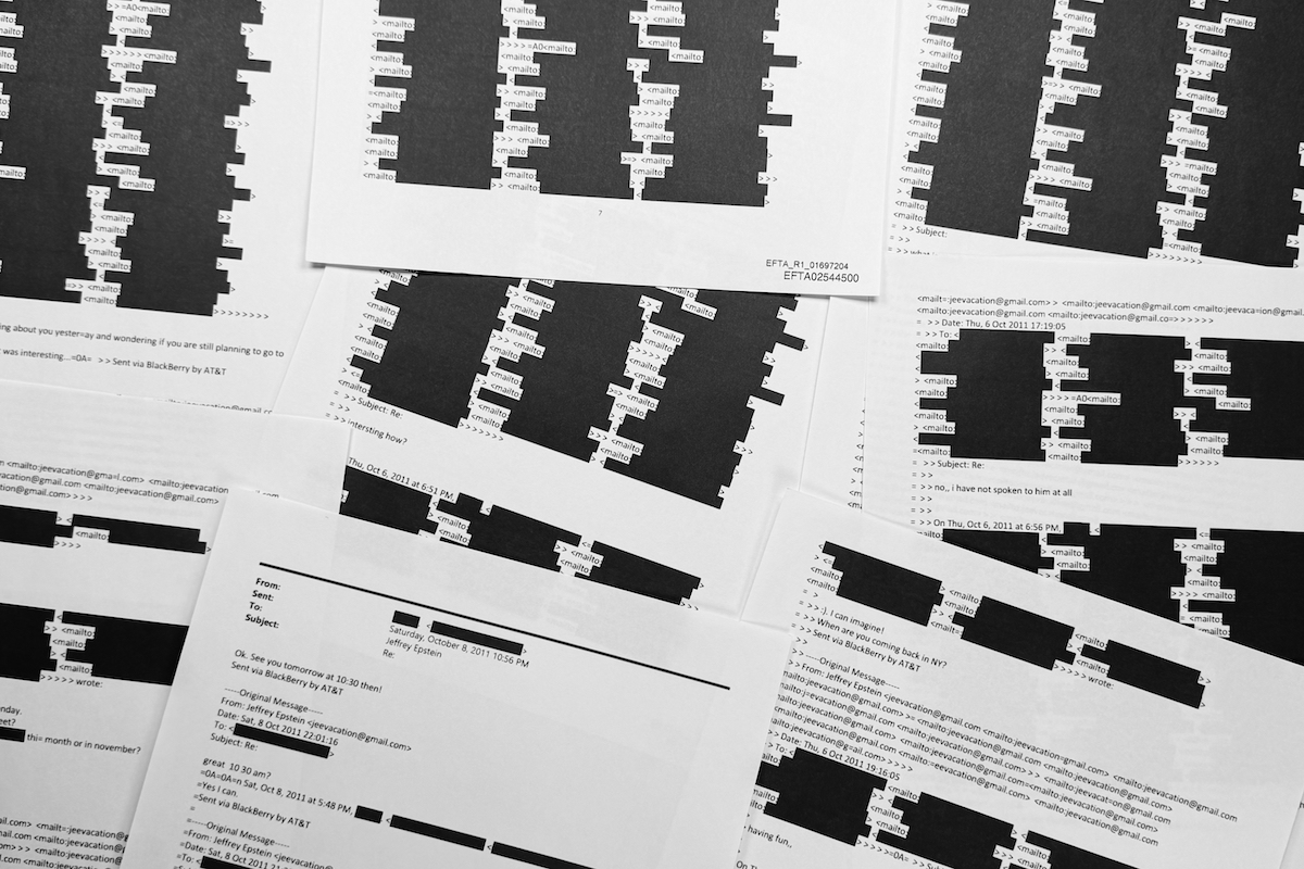 Alcuni dei documenti sono in gran parte oscurati, per proteggere la privacy di eventuali vittime (AP Photo/Jon Elswick)