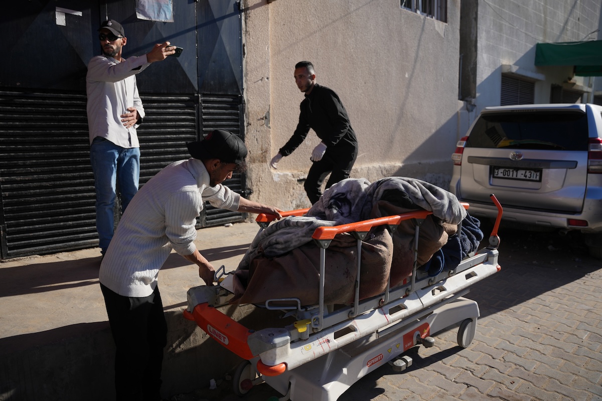 Israele ha ucciso almeno 20 palestinesi in alcuni bombardamenti su Gaza, definiti una ritorsione per il ferimento di un suo soldato