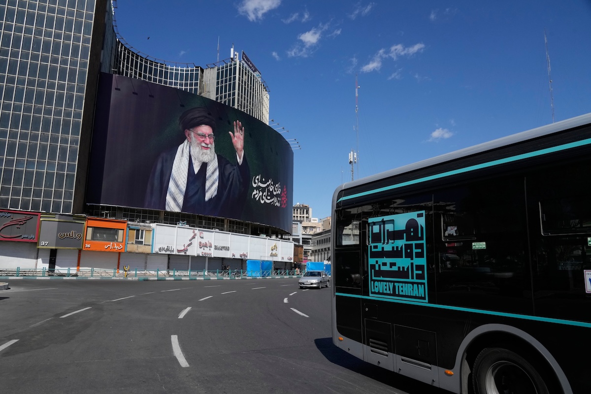 Un cartellone che mostra una foto di Ali Khamenei a Teheran, il 3 marzo 2026 (AP Photo/Vahid Salemi)