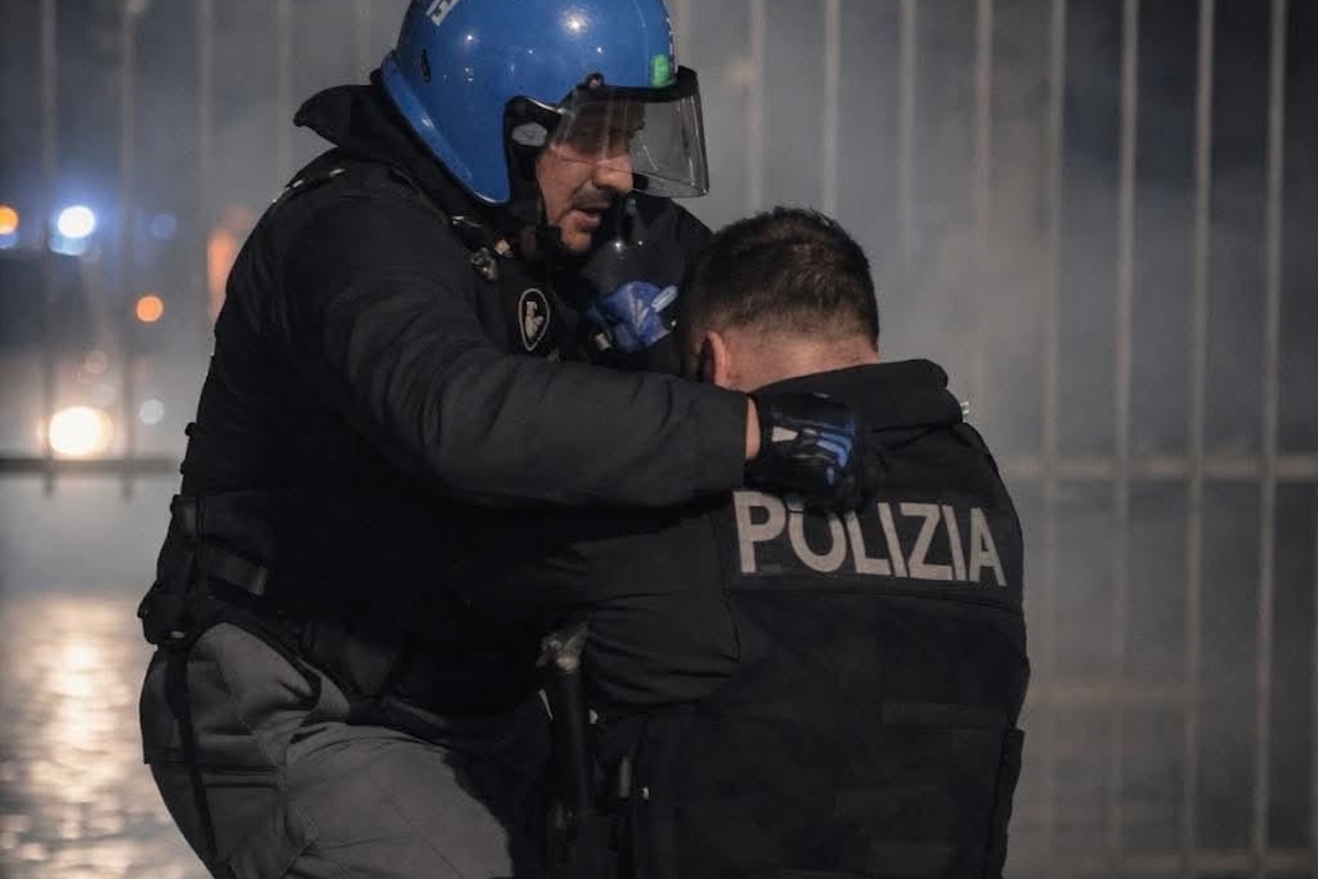 La polizia ha pubblicato una foto degli scontri di Torino modificata con l’AI