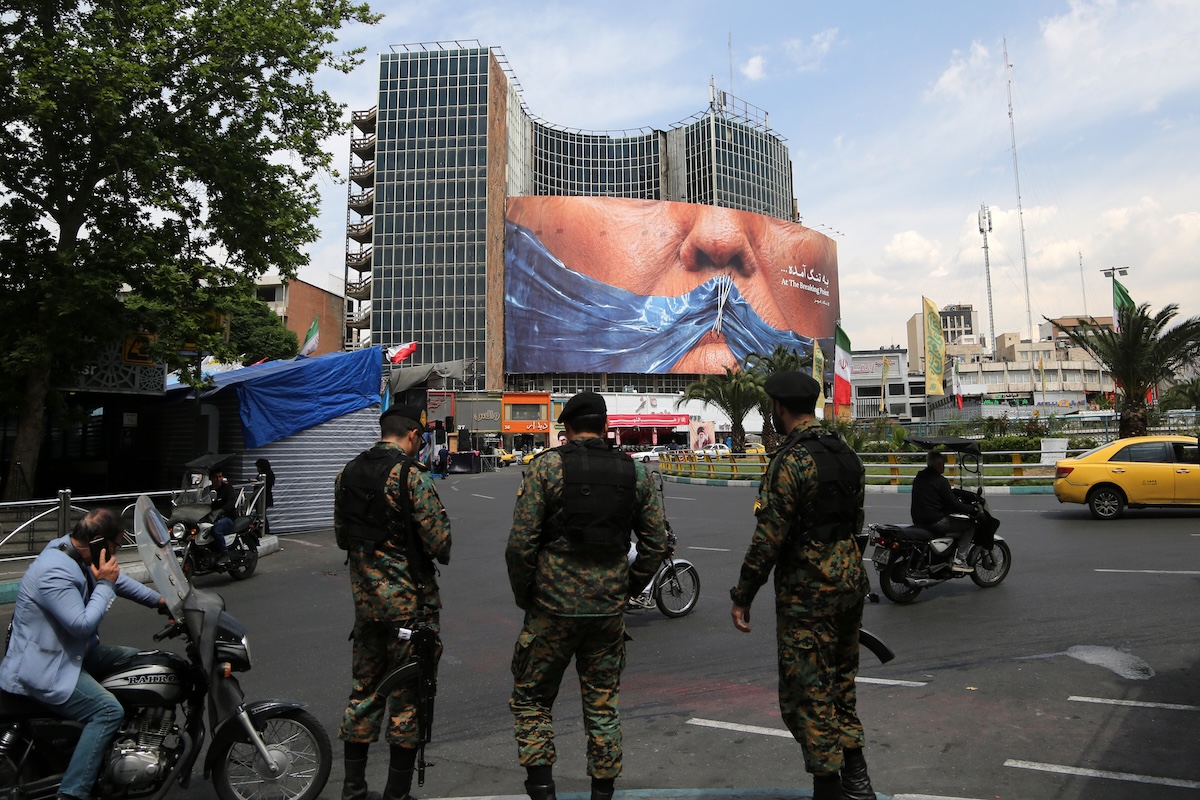 Un cartellone di propaganda a Teheran, il 2 maggio: mostra Trump imbavagliato dallo stretto di Hormuz