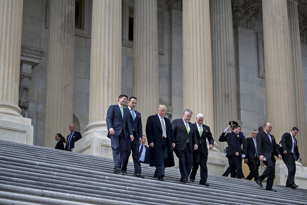 Varadkar e Trump sulla scalinata del Campidoglio, a Washington, il 15 marzo del 2018 