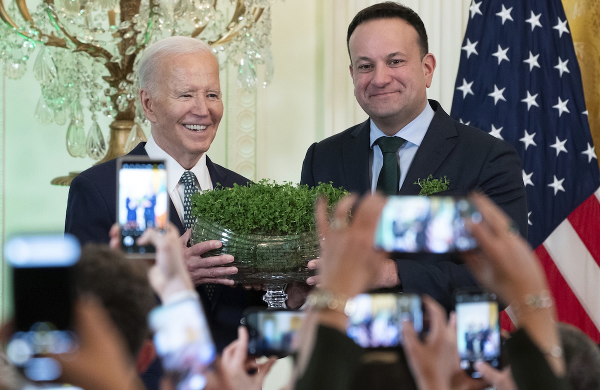 Varadkar ha incontrato anche Joe Biden, due volte: qui con una piantina di trifoglio, simbolo dell'Irlanda, nel marzo del 2024 alla Casa Bianca. Biden è particolarmente fiero delle sue origini irlandesi 